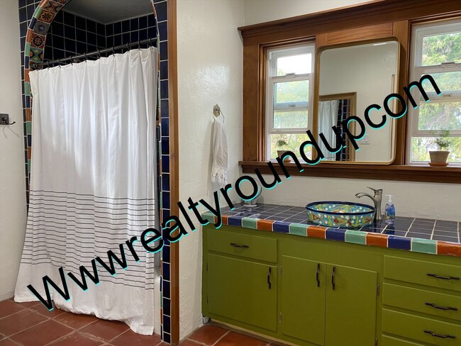 Building Photo - Three bed, Two Bath Home By UOP