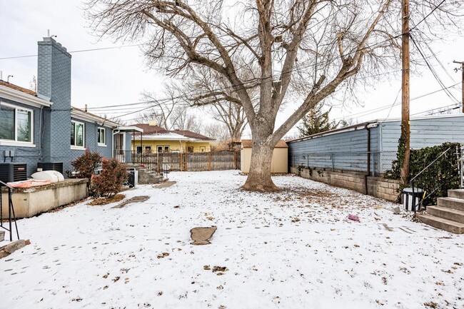 Building Photo - Bright and Spacious Apartment near Liberty...