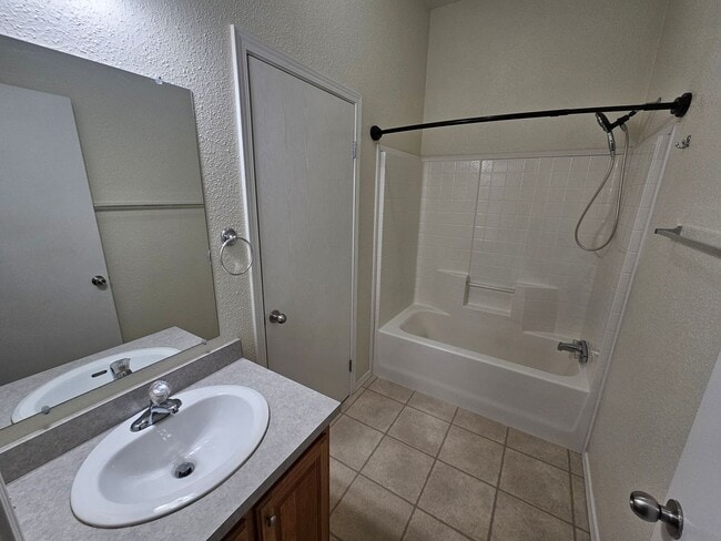 Building Photo - Spacious Home on 5 Acres For Rent!