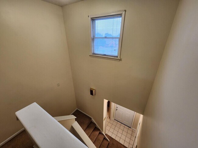 Building Photo - 102 Nottingham Dr
