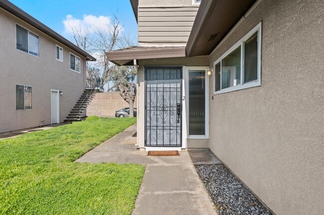 Building Photo - Remodeled 2 Bedroom Condo with Garage