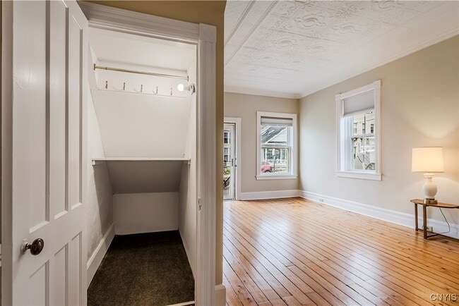 Building Photo - 25 College St