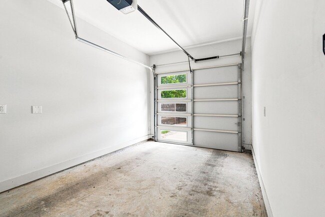 Building Photo - 935 E 51st St