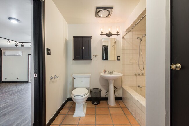 Building Photo - 7846 Lilac Ln