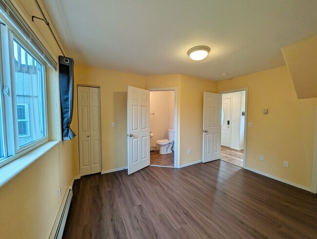 Building Photo - Unfurnished, 3Bd/2.5Ba Townhome, Long Term...