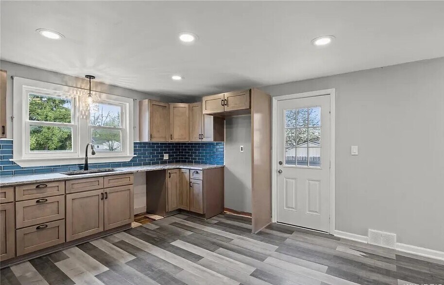 Building Photo - 386 Elmwood Ave