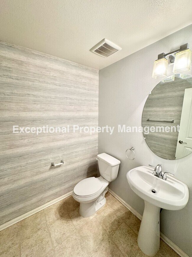 Building Photo - Great 3 bed 3 bath home