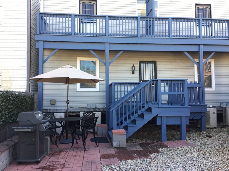 Back yard/deck - 1908 Constitution Ave NE