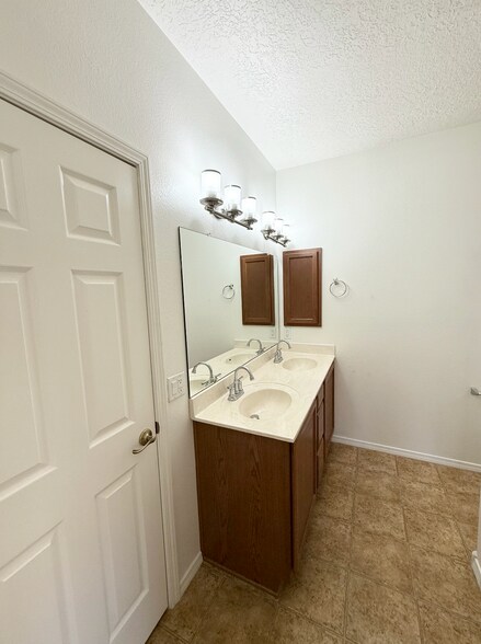 Primary Bathroom - 601 Menaul Blvd NE