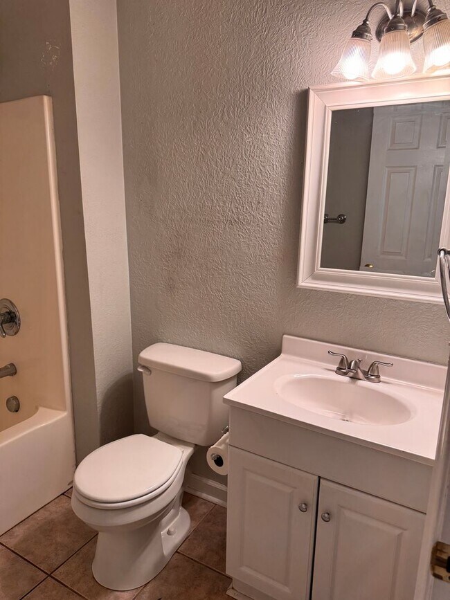 Building Photo - 2 Bedroom || 1 Bathroom Townhome
