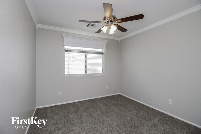 Building Photo - 405 W Jersey Way