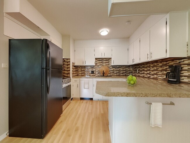 Building Photo - Charming 3-Bedroom Home with Sunroom, Fireplace & Garage in Kansas City, MO!