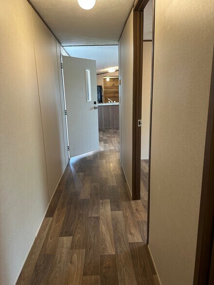 Building Photo - 833 Lovell Rd