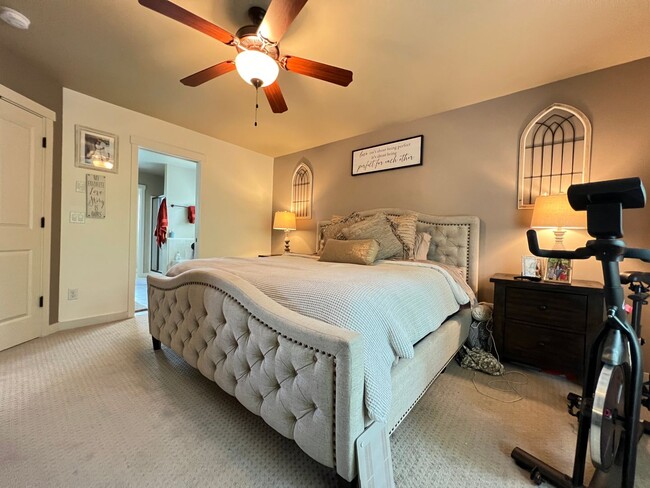 Building Photo - 4 Bedroom Home Bordering Covington and Kent