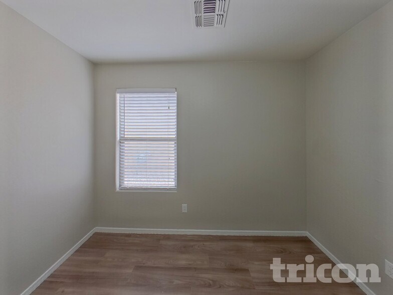 Building Photo - 39989 W Catherine Dr