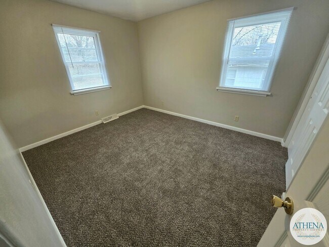 Building Photo - 3 Bedroom / 1 Bath House - SIZABLE YARD & W/D INCLUDED