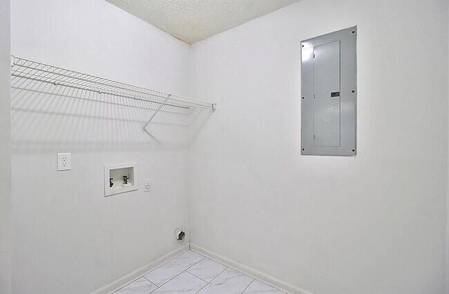 Building Photo - 815 Sagewood Dr
