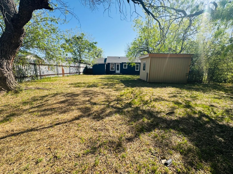 Building Photo - 1405 Hassell St