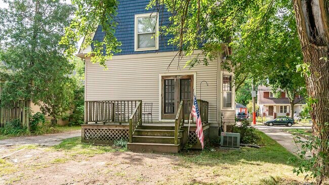 Building Photo - 823 Dewey Ave