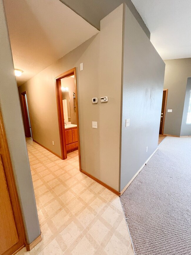 Building Photo - Three Bedroom, Two Bath House in Southview