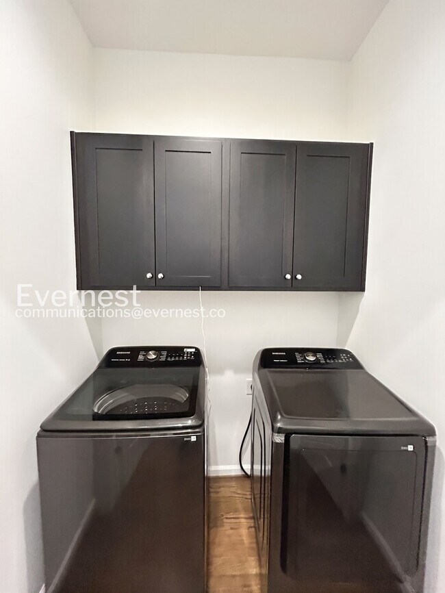 Building Photo - 5-Bed/4-Bath/Voucher Accepted/Available Now!