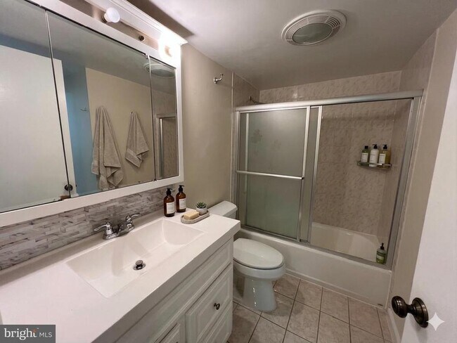 Building Photo - 2111 Wisconsin Ave NW