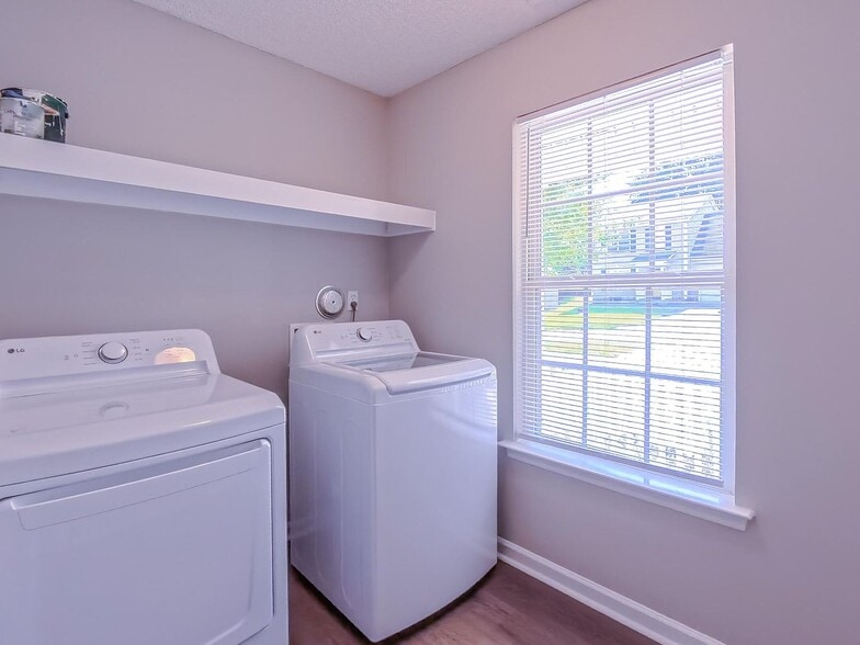 Building Photo - 4928 Silverdene St