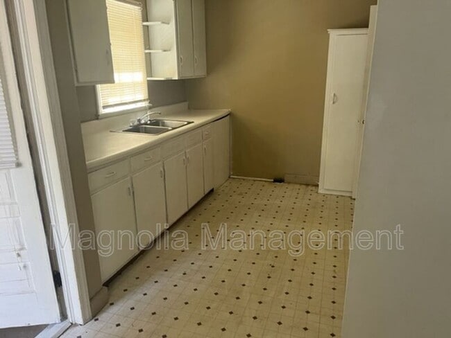 Building Photo - 111 S Elizabeth St