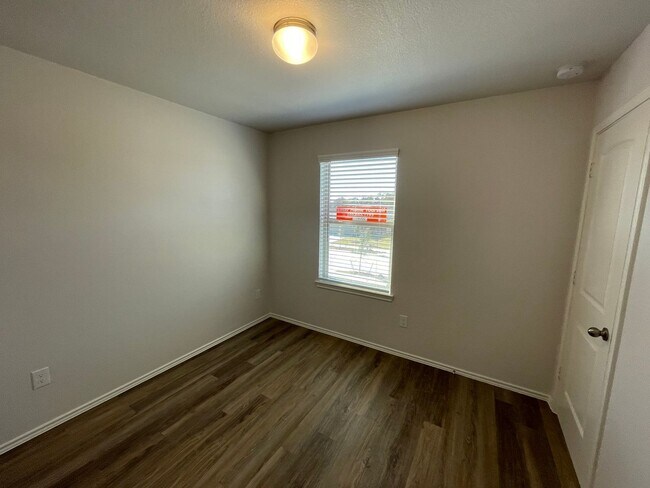 Building Photo - Secure Your Spot – 3 Bedroom, 2.5 Bath Home in Houston