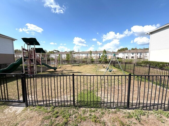 Building Photo - 3 Bedroom 2.5 Bathroom in Ashburn Square