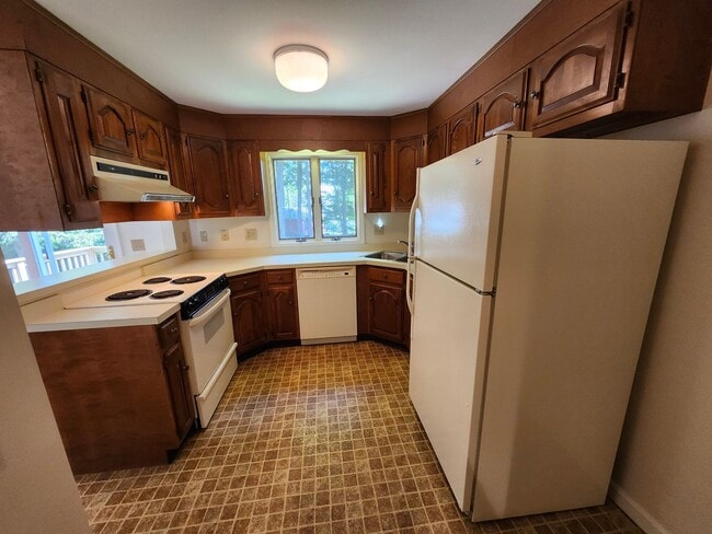 Building Photo - Newton Manor 3 Bedroom Townhome