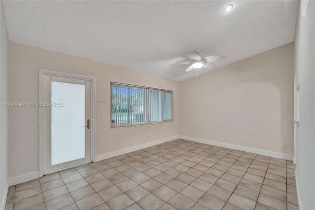 Building Photo - 4928 SW 24th Ave