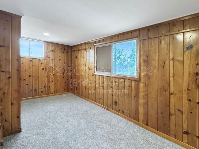 Building Photo - 1039 Kentwood Dr NE