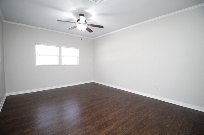 Building Photo - Spacious 3BR Townhome Near Pensacola State College with Flex Room, Private Balcony & Fenced Backy...