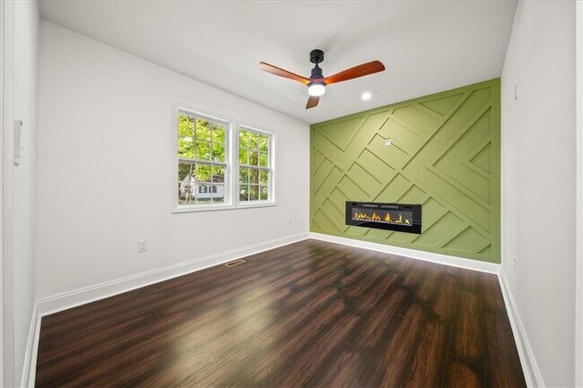 Building Photo - 1415 Almont Dr SW