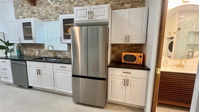 Building Photo - 1230 Essex Dr N