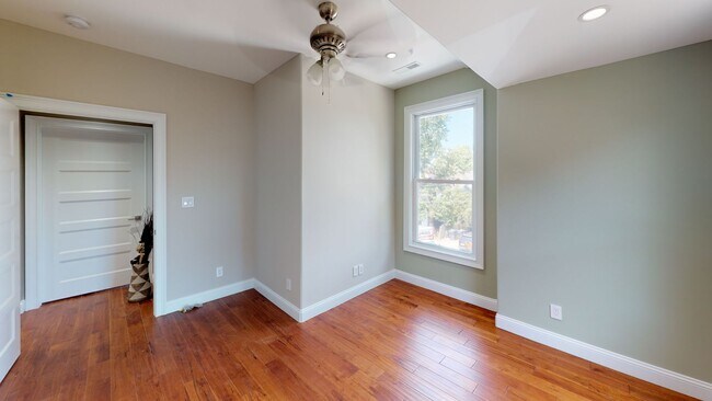 Building Photo - 7BR/5BA Victorian Near UTK | Greek Life & ...