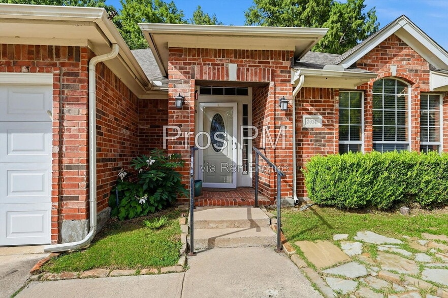 Building Photo - 2921 Meadow Glen Dr