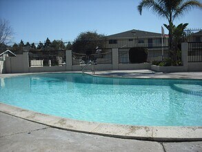 Building Photo - Must See 2 Br Townhouse with Marina Views