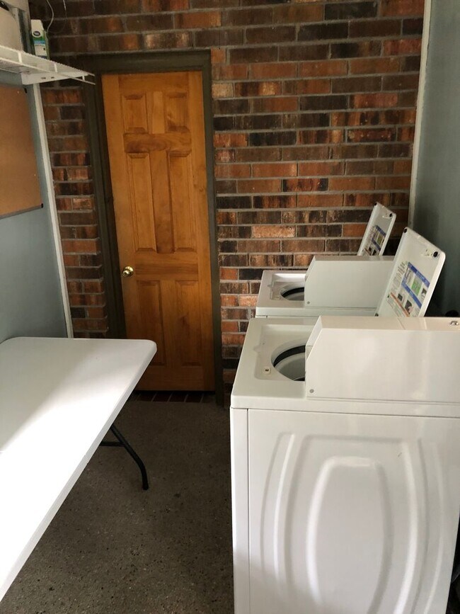 Building Photo - Spacious 1 Bedroom