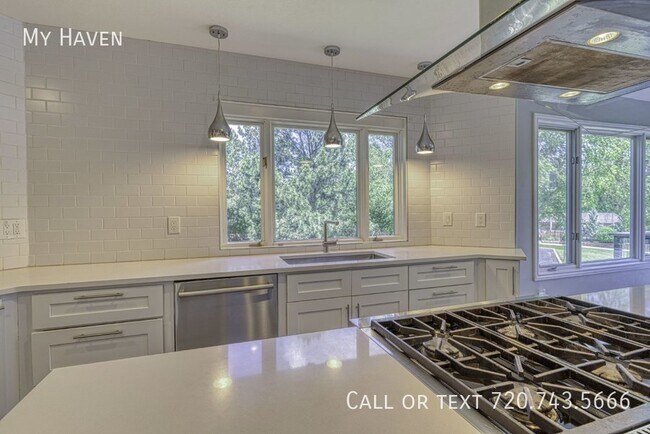 Building Photo - Stunning Heritage West home with all the b...