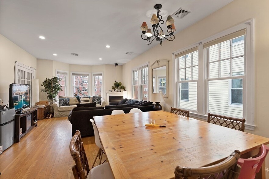 Primary Photo - 131 Putnam Ave