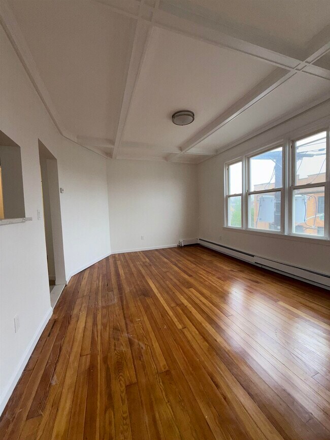 Building Photo - 972 Broadway