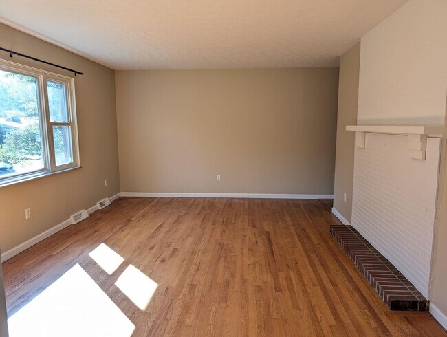 Building Photo - AVAILABLE NOW! Spacious 3 Bed / 2.5 Bath Home in Washington Twp with Basement!
