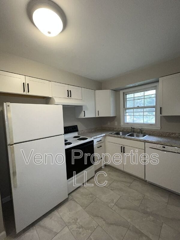 Building Photo - 9/11/13-13 Village Dr
