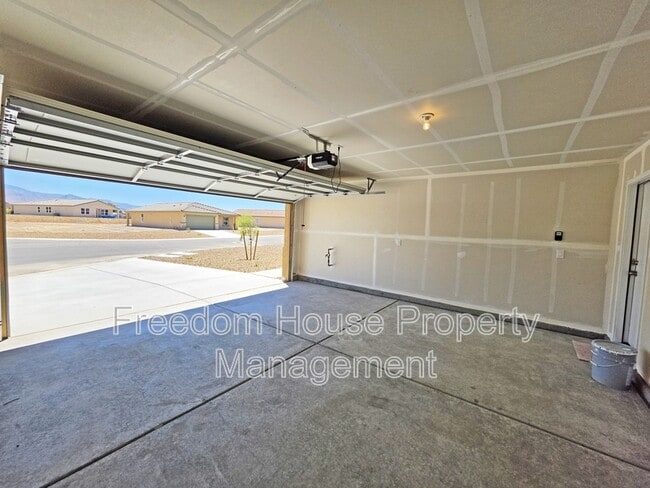 Building Photo - 663 Huyana Wind Dr