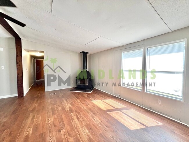 Building Photo - 2413 S Lake Dr