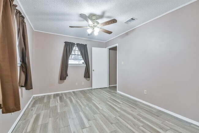 Building Photo - 23807 Red Oak Dr