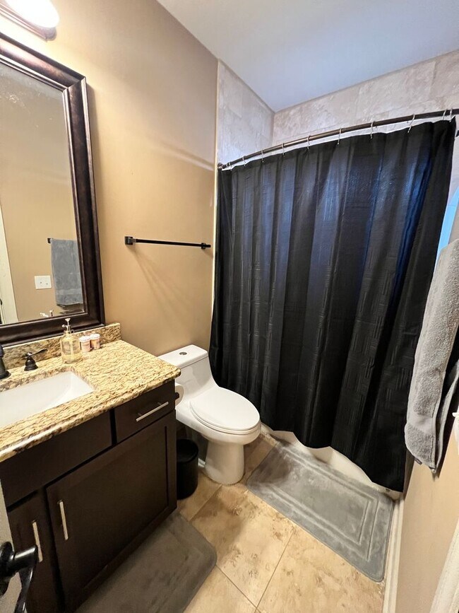 Building Photo - Parkview Condo- Unit H