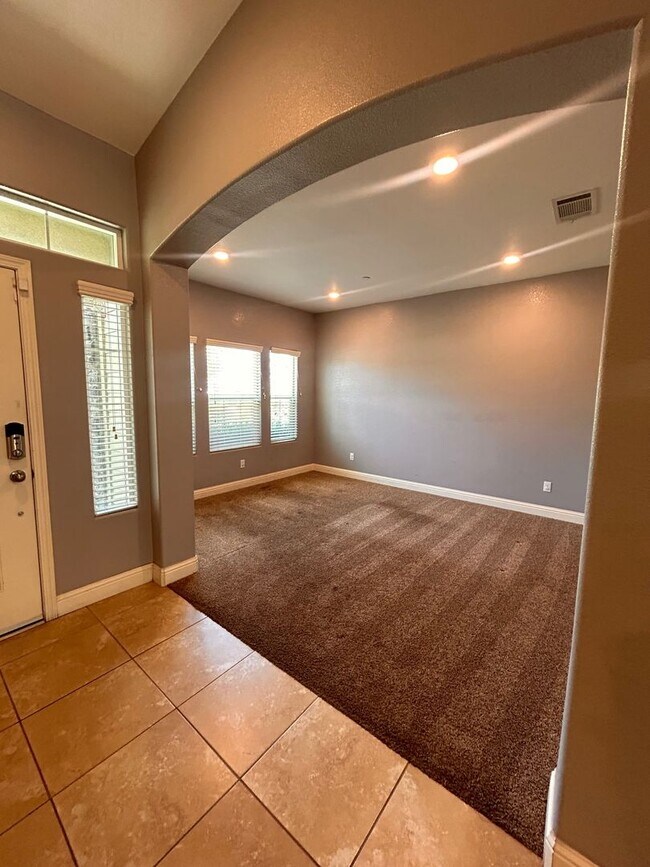 Building Photo - Beautiful home for rent in Visalia with a pool!